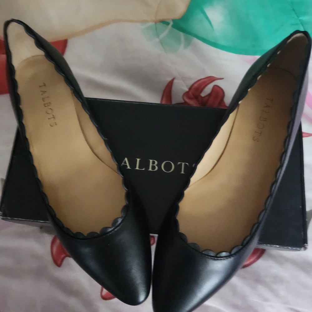 TALBOTS EDISON SCALLOP LEATHER FLATS NEW SIZE 8